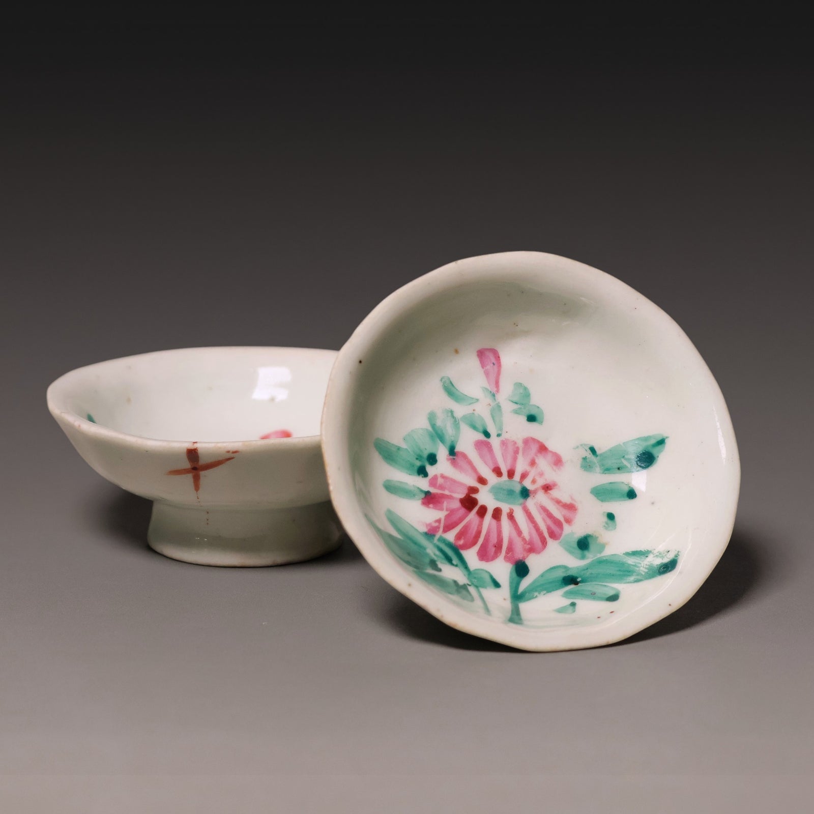 Qing Dynasty, Pair of Famille Rose Floral Tea Cup Stands (Saucer) - c. 1800s to 1900s - Imperial China