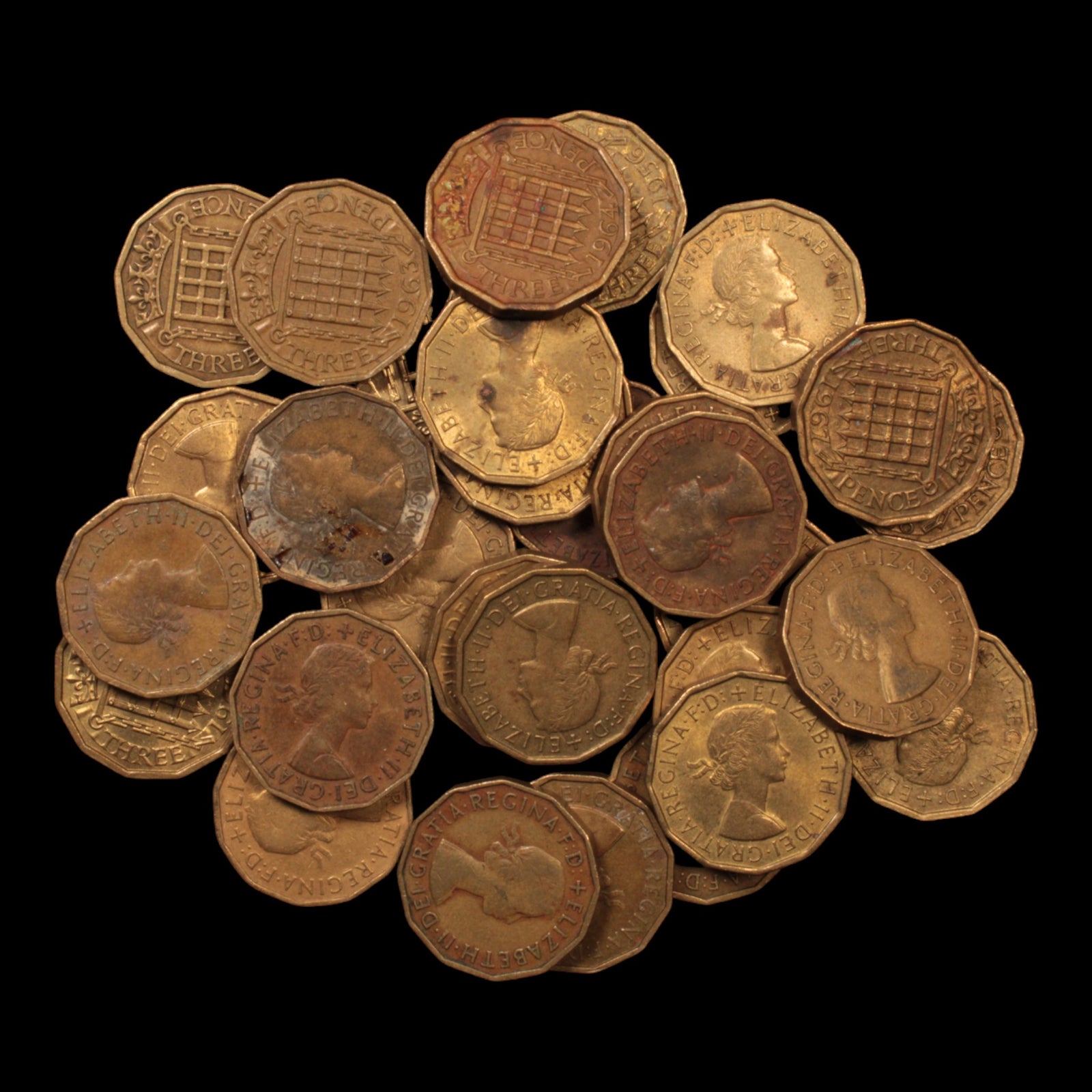 Lot of 31: Queen Elizabeth II, Brass Threepence - 1953 to 1970 - United Kingdom